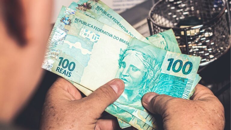 Dinheiro travado na reta final O checklist fiscal que aprova seu financiamento bancário Você faz o dever de casa financeiro com perfeição. O faturamento da sua empresa está crescendo, os clientes estão satisfeitos e a sua margem de lucro é saudável. Com os números a seu favor, você decide que é o momento ideal para buscar crédito no mercado e expandir a operação. O gerente do banco analisa o seu balanço, sorri e diz que o limite está praticamente aprovado. Você já começa a planejar a compra das novas máquinas ou a reforma do galpão. Porém, alguns dias depois, o telefone toca com uma notícia frustrante e inesperada. O setor de análise bloqueou a liberação do dinheiro na reta final. O motivo não tem nada a ver com o seu faturamento ou com o seu histórico de pagamentos no banco. O crédito travou por causa de uma pendência fiscal que você nem sabia que existia. Essa é a realidade de milhares de empreendedores todos os dias. Uma simples taxa esquecida na prefeitura ou um pequeno erro na declaração de impostos pode paralisar meses de planejamento estratégico e travar o caixa do seu negócio. Este texto vai te mostrar como evitar essa dor de cabeça. Você vai entender o que os bancos realmente procuram na sua documentação fiscal e terá em mãos um checklist completo para deixar a casa em ordem antes mesmo de pisar na agência bancária. Entendendo o assunto Quando você busca linhas de financiamento mais baratas, especialmente aquelas que envolvem repasses de recursos governamentais ou fundos de apoio, existe uma regra rígida por trás do processo. O sistema financeiro é proibido por lei de emprestar dinheiro público para empresas que devem impostos. Para provar que a sua empresa não é uma devedora, você precisa apresentar as famosas CNDs, que são as Certidões Negativas de Débitos. Elas funcionam como um atestado oficial de saúde fiscal do seu Cadastro Nacional da Pessoa Jurídica (CNPJ). O grande problema é que não existe apenas uma certidão mágica que resolve tudo. O nosso sistema tributário é dividido em várias esferas de poder, e cada uma delas exige o seu próprio documento de quitação. Se a sua empresa for aprovada em três esferas, mas tiver uma pendência de cinquenta reais na quarta esfera, o banco vai barrar o seu financiamento da mesma maneira. O sistema bancário é binário ou você deve, ou você não deve. A primeira certidão cobrada é a Federal. Ela unifica os impostos recolhidos pela Receita Federal e as contribuições previdenciárias do INSS. É o documento mais importante e o primeiro a ser consultado pelos algoritmos de análise de risco do banco. Em seguida, temos a certidão Estadual, focada principalmente no ICMS. Para empresas do comércio ou da indústria, essa certidão é vital. Depois, vem a certidão Municipal, que avalia o pagamento do ISS e de taxas locais de funcionamento. Por fim, os bancos exigem as certidões trabalhistas. A principal delas é o Certificado de Regularidade do FGTS, que prova que você está depositando o fundo de garantia dos seus funcionários em dia. Existe também a certidão de débitos trabalhistas, que mostra se a empresa tem condenações na Justiça do Trabalho. Dicas Práticas A melhor forma de não ser pego de surpresa é agir de forma preventiva. Uma estratégia eficiente envolve adotar uma rotina de checagem mensal junto à sua equipe contábil. Siga este checklist obrigatório antes de fazer qualquer simulação de crédito O raio-X Federal Peça ao seu contador para emitir a Certidão Conjunta da Receita Federal e da Procuradoria-Geral da Fazenda Nacional. Se houver alguma guia de imposto ou parcela do Simples Nacional em aberto, pague imediatamente ou negocie o parcelamento oficial. A varredura Municipal É aqui que a maioria das empresas tropeça. Verifique se o IPTU do imóvel comercial está pago. Consulte se a taxa de alvará de funcionamento, taxa de incêndio ou até mesmo a taxa de publicidade da fachada estão rigorosamente em dia na prefeitura. O alinhamento do FGTS Entre no site da Caixa Econômica e tire o certificado do FGTS. Se houver guias atrasadas, saiba que o sistema bancário trava qualquer operação de crédito imediatamente. Regularize o fundo dos funcionários antes de pedir dinheiro. Use a Certidão Positiva com Efeito de Negativa (CPEN) Se você tem uma dívida alta e não consegue pagar à vista, não se desespere. O segredo é parcelar a dívida oficialmente. Ao pagar a primeira parcela, o governo emite a CPEN, que tem a mesma validade da certidão negativa e permite que o banco libere o seu financiamento normalmente. Crie o calendário da validade Certidões têm prazo de validade curto, variando de 30 a 180 dias. Crie um alerta no seu celular ou no sistema da empresa para renovar esses documentos dez dias antes do vencimento. Assim, você terá uma pasta digital sempre pronta para enviar ao gerente. Por que isso é importante Manter a regularidade fiscal vai muito além de apenas conseguir aprovar um empréstimo no banco. É uma questão de governança e proteção do seu patrimônio. Quando a sua empresa tem todas as certidões em dia, ela sobe de patamar aos olhos do mercado financeiro. O primeiro grande benefício é o acesso ao dinheiro barato. Linhas de crédito estruturadas e recursos subsidiados cobram juros muito menores do que o capital de giro tradicional. A economia que você faz na taxa de juros paga, com folga, o esforço de manter os impostos organizados. Além disso, a regularidade fiscal é a chave para fechar grandes contratos. Se você deseja fornecer produtos ou serviços para o governo, participar de licitações ou vender para grandes multinacionais, a primeira exigência que farão será o envio das suas certidões negativas. Uma empresa em dia com o governo também evita o efeito bola de neve das multas punitivas. O atraso no pagamento de impostos gera juros altíssimos e multas que podem chegar a 20% do valor devido. Deixar impostos atrasarem é a pior linha de crédito que um empresário pode tomar. Ter o controle total sobre as CNDs também traz uma tranquilidade psicológica impagável. Você foca a sua energia em vender, inovar e liderar a sua equipe, sem o medo constante de receber uma notificação de penhora de contas ou de bloqueio judicial por dívidas fiscais. Por fim, a organização fiscal reflete diretamente na avaliação de risco do seu CNPJ. Bancos e investidores enxergam uma empresa com as CNDs válidas como um negócio sólido, maduro e administrado por pessoas que têm controle total sobre a operação. O que evitar No calor da rotina corrida, é comum que os empresários cometam erros que custam caro na hora de pedir financiamento. O maior deles é delegar toda a responsabilidade fiscal para o contador e nunca mais olhar para o assunto, assumindo que está tudo perfeito. Evite descobrir os problemas na mesa do gerente do banco. Não deixe para pedir as certidões apenas no dia em que decidir preencher a proposta de crédito. Os sistemas do governo podem sair do ar, ou o contador pode precisar de dias para identificar e resolver uma pendência antiga. Outro erro clássico é ignorar os pequenos boletos. Muitos empreendedores acham que uma taxa de localização de cem reais na prefeitura não vai afetar uma negociação de meio milhão no banco. O algoritmo não julga o valor da dívida, ele apenas bloqueia o processo. Fuja também da tentação de atrasar os impostos para usar esse dinheiro como fluxo de caixa. Alguns gestores fazem isso de propósito para cobrir despesas do mês, achando que vão pagar depois. Quando uma oportunidade excelente de crédito aparece, a empresa está travada e perde o momento de investir. Por último, evite misturar as finanças da pessoa física com a da pessoa jurídica. Se o sócio da empresa tiver problemas graves com a Receita Federal no seu CPF, isso pode respingar no processo de análise de crédito do CNPJ, travando a liberação dos recursos. Olhando para a frente O ambiente de negócios está passando por uma revolução silenciosa focada na transparência e no compartilhamento instantâneo de dados. A era de imprimir papéis e carimbar certidões nos balcões de repartições públicas está chegando ao fim rapidamente. Com a consolidação da tecnologia de dados, do Open Finance e dos sistemas de escrituração digital, a comunicação entre o governo e as instituições financeiras será feita em tempo real. O banco saberá a situação fiscal da sua empresa antes mesmo de você sentar para conversar com o gerente. Isso significa que a conformidade fiscal será automática. Não haverá mais espaço para contabilidade atrasada ou esquecimentos estratégicos. O comportamento fiscal da sua empresa será uma das principais variáveis matemáticas para calcular a taxa de juros que você vai pagar. Empresas com histórico impecável e sistemas organizados terão linhas de crédito pré-aprovadas com condições imbatíveis, disponíveis a um clique no celular. O dinheiro fluirá com naturalidade para os negócios que demonstrarem excelência na gestão. A regularidade fiscal se tornará o ativo intangível mais valioso de uma marca. Os empreendedores que abraçarem essa organização agora estarão construindo a base de confiança necessária para dominar o mercado, enquanto seus concorrentes desorganizados ficarão sem combustível financeiro para crescer.