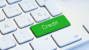 BNDES Crédito Digital A Revolução da Agilidade no Fomento em 2026 No cenário empresarial de 2026, a velocidade é o novo diferencial competitivo. Se antes o acesso ao capital de fomento era sinônimo de meses mergulhado em pilhas de papel e burocracia física, o BNDES crédito digital chegou para quebrar esse paradigma. O Banco Nacional de Desenvolvimento Econômico e Social transformou sua porta de entrada em um ecossistema fluido, onde a tecnologia encurta a distância entre o projeto do empreendedor e o recurso necessário para executá-lo. Na BR Funding, atuamos como sua boutique de inteligência nesse novo mundo digital, garantindo que sua empresa navegue pelos algoritmos de crédito com a precisão necessária para a aprovação. Embora o processo tenha se tornado digital, ele não se tornou menos rigoroso. Pelo contrário em 2026, os sistemas do BNDES estão integrados em tempo real com bases de dados governamentais, fiscais e ambientais. Isso significa que a higiene documental agora é validada instantaneamente por inteligência artificial. A BR Funding utiliza sua expertise para preparar a sua empresa antes mesmo do primeiro clique, assegurando que os dados apresentados ao portal do banco sejam impecáveis e estratégicos. O que é o BNDES Crédito Digital e como ele simplifica o acesso O BNDES crédito digital não é apenas um site, mas um conjunto de plataformas e APIs que conectam o banco, o cliente e os agentes financeiros parceiros. Através de canais como o BNDES Online e o Canal MPME, o banco permite que o empreendedor realize o enquadramento do seu projeto de forma automatizada. A grande inovação em 2026 é a capacidade do sistema em sugerir, com base no seu CNPJ e objetivo, quais linhas de financiamento possuem a menor taxa e o melhor prazo para o seu perfil. Essa simplificação remove a necessidade de intermediários desnecessários e reduz drasticamente o tempo de resposta. O processo que antes levava meses agora pode ter o enquadramento aprovado em questão de dias. No entanto, o sistema é binário ou os dados estão corretos e a empresa é elegível, ou o pedido é travado. É aqui que a BR Funding entra, organizando a estrutura financeira e documental para que o sistema digital receba informações que favoreçam o seu score de crédito. As Vantagens da Jornada Digital para a sua Empresa A transição para o BNDES crédito digital trouxe benefícios tangíveis que mudaram a forma como as empresas planejam sua expansão em 2026. A transparência e a previsibilidade são os pilares dessa nova era. Disponibilidade 247 Você não depende mais do horário de funcionamento de uma agência física para iniciar sua solicitação. O portal está sempre ativo para receber propostas e documentos. Acompanhamento em Tempo Real Através do dashboard do cliente, é possível visualizar exatamente em que etapa o processo se encontra, quais pendências existem e qual a previsão de desembolso. Integração de Dados A plataforma digital importa automaticamente certidões e dados de faturamento, reduzindo a chance de erro humano no preenchimento de formulários complexos. Agilidade na Escolha do Agente Financeiro O sistema digital permite que você envie sua proposta para múltiplos bancos parceiros simultaneamente, criando uma espécie de leilão reverso onde as instituições competem para operar o seu crédito. A BR Funding auxilia na escolha do agente que oferece as melhores condições reais de carência e garantias. O Passo a Passo da Solicitação Digital em 2026 Para aproveitar o BNDES crédito digital, a empresa deve seguir uma trilha lógica que exige organização prévia. A BR Funding coordena cada uma dessas fases Autenticação e Habilitação O acesso é feito via conta Gov.br (nível ouro ou prata). O sistema valida instantaneamente se a empresa cumpre os requisitos básicos de regularidade fiscal e trabalhista. Simulação e Enquadramento O empreendedor informa o que deseja financiar (máquinas, capital de giro, inovação). O sistema apresenta as opções de taxas e prazos. Seleção de Agentes Financeiros A empresa escolhe para quais bancos deseja enviar seu pedido. Em 2026, essa etapa é crucial, pois cada banco possui um apetite de risco diferente para cada setor. Upload e Validação de Documentos Envio digital de planos de negócios e documentos específicos do projeto. A BR Funding revisa cada arquivo para garantir conformidade total com o edital. Aprovação e Contratação Após a análise do agente financeiro, o contrato é assinado digitalmente e o recurso é liberado conforme o cronograma. Por que a BR Funding é essencial em um processo automatizado Pode parecer contraditório, mas quanto mais digital o processo se torna, mais importante é a consultoria especializada. Os algoritmos do BNDES crédito digital são programados para identificar padrões de risco. Uma projeção financeira mal elaborada ou um plano de negócios que não destaca corretamente o potencial de inovação da empresa pode levar ao bloqueio automático do crédito. A BR Funding atua como o seu intérprete perante os algoritmos. Nós ajustamos a narrativa do seu projeto e a estrutura do seu balanço para que o sistema digital reconheça a sua empresa como um ativo de baixo risco e alta prioridade de fomento. No último ano, vimos que a digitalização aumentou o volume de pedidos, mas a taxa de aprovação continua alta apenas para quem apresenta projetos estruturados profissionalmente. Em 2026, o capital está a um clique de distância, mas a estratégia que leva a esse clique é o que define o sucesso da sua captação. A BR Funding garante que sua jornada digital seja segura, rápida e, acima de tudo, vitoriosa.