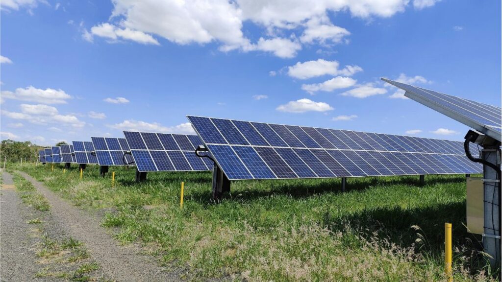 Painéis solares financiados pelo FNE no Nordeste — sistema fotovoltaico instalado em empresa